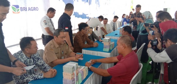 Sekretaris Daerah Provinsi Riau, Ahmad Hijazi saat memberikan penukaran yang diadakan BI Riau dan perbankan di Pekanbaru