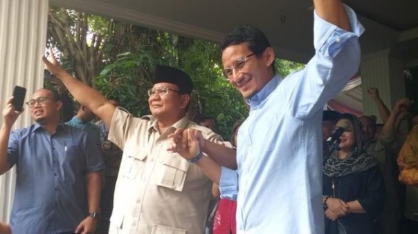 Prabowo-Sandi saat memberikan keterangan pers di kediamannya. Foto: int 