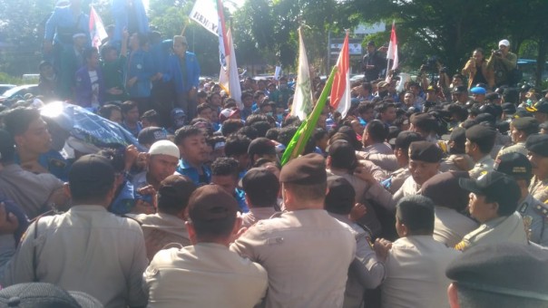 Aksi mahasiswa dari BEM Nusantara saat dihadang pihak kepolisian