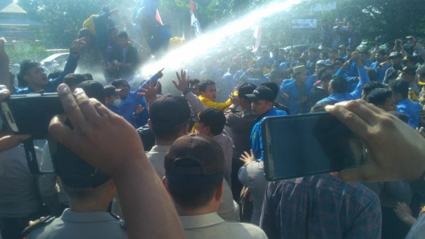 Demo mahasiswa berlangsung rusuh, polisi terpaksa tembakkan air dari mobil water cannon