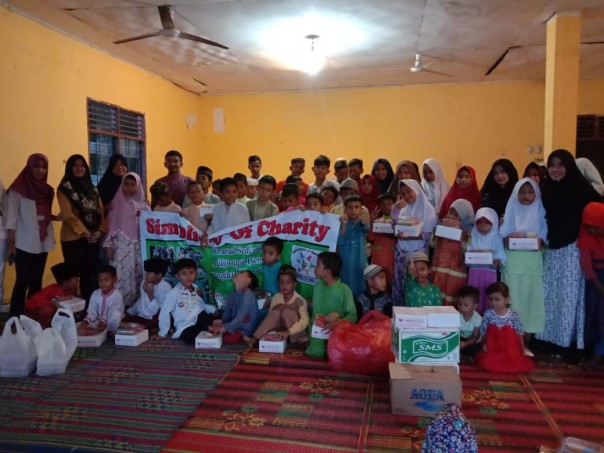 Komunitas Simplicity of Charity saat memberikan paket sembako untuk Panti Asuhan YLBMI Pasir Putih
