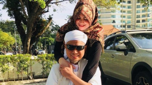 Ustaz Arifin Ilham dan istri. Foto: int 
