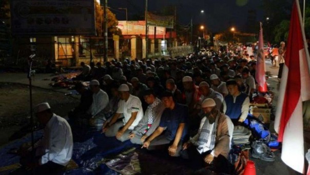 Massa BNKR di Kota Medan, menggelar salat Magrib berjamaah di depan Gedung KPU Sumut. Foto: int 