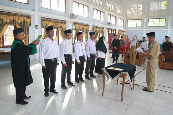Asisten Administrasi Umum Setda Kabupaten Siak Jamaluddin, melantik lima orang anggota  Bapeekam/