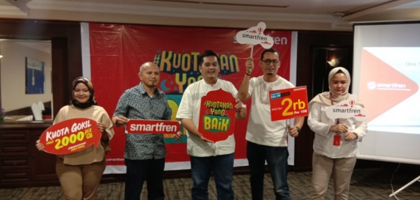 Foto bersama Managemen Smartfren saat buka bersama awak media di Pekanbaru, Riau 