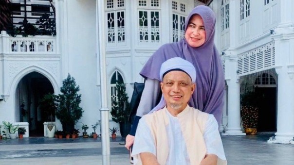 Ustaz Arifin Ilham dan istri. Foto: int  