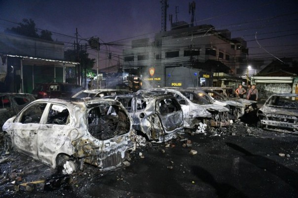 Beberapa mobil pun menjadi korban kebrutalan kerusuhan 22 Mei di jakarta. Foto. Sigid Kurniawan/Antara Foto