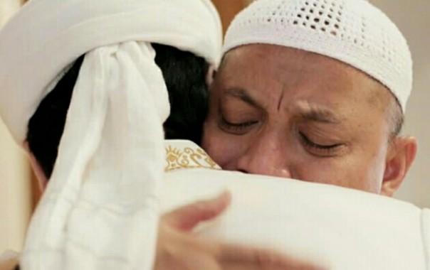 Ustaz Arifin Ilham sewaktu memeluk anaknya (foto/int)