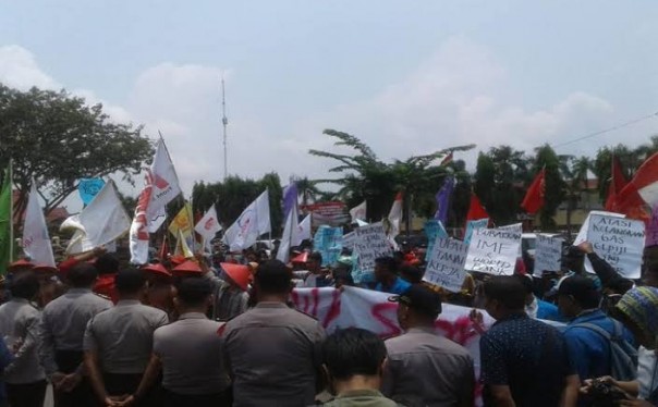 Ilustrasi demo di DPRD Riau