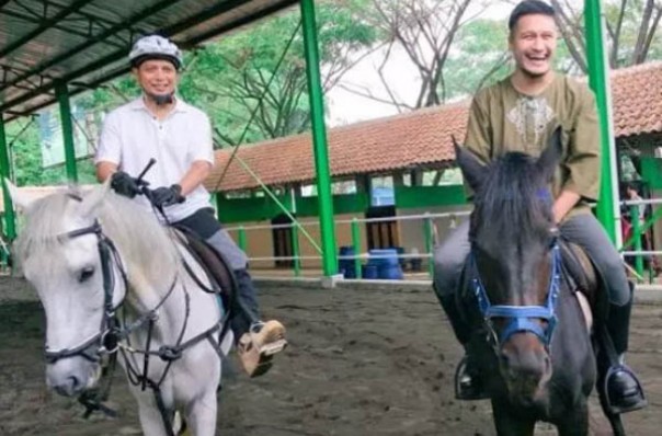 Kenangan Arie Untung berkuda bersama KH Arifin Ilham