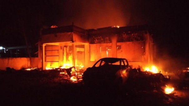Mapolsek Tambelangan, Sampang, Madura, yang musnah membara setelah dibakar massa. Foto: int 