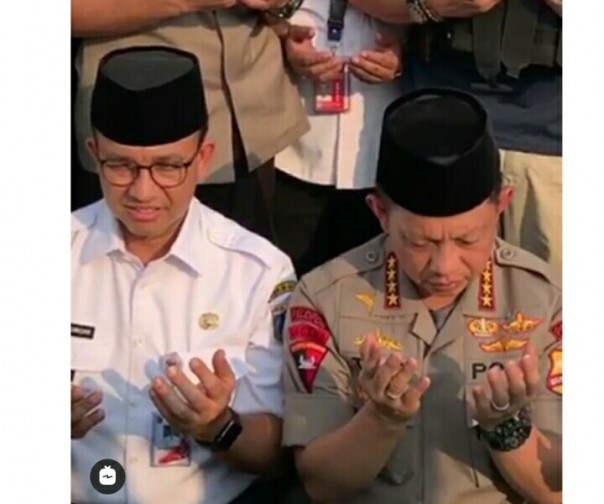 Ustaz Yusuf Mansur pimpin doa saat menyambut jenazah Ustaz Arifin Ilham di Bandara Halim Perdanakusuma (foto/instagram)