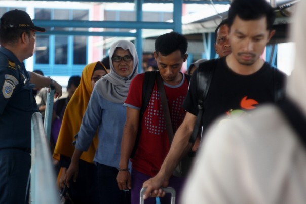 Petugas KSOP mengatur penumpang yang turun di Pelabuhan Tanjung Harapan Selatpanjang, Jum'at 3 Mei 2019/mad