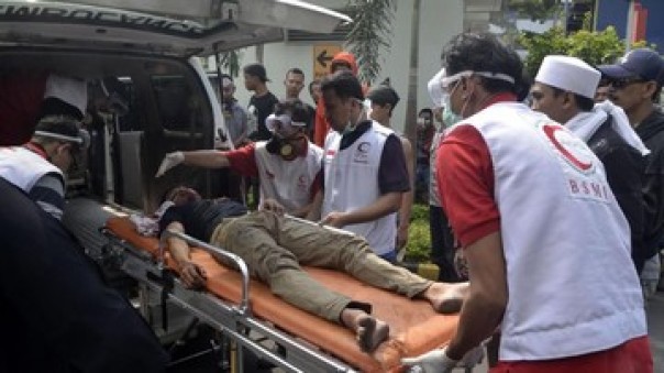 Salah satu korban kerusuhan di Jakarta dilarikan kerumah sakit. (antarafoto/ari)