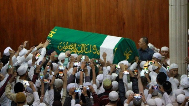 Prosesi pemakaman Ustaz Arifin Ilham yang diiringi dengan zikir yang dilantukan orang. Foto: int 