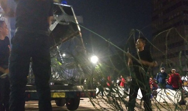 Petugas memperbaiki barikade di depan Gedung Bawaslu yang rusak, saat peristiwa rusuh 21-22 Mei. Foto: int 