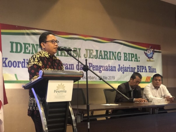 Kepala Balai Bahasa Riau Drs. Umar Solikhan, M.Hum saat membuka cara rapat koordinasi APPBIPA Riau /IST