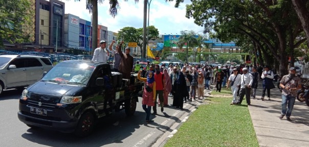 Massa aksi Gerakan Rakyat Berdaulat saat mendatangi DPRD Riau 