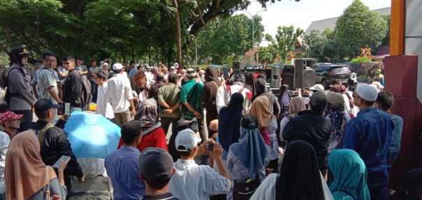 Massa aksi saat melakukan aksi di depan DPRD Riau