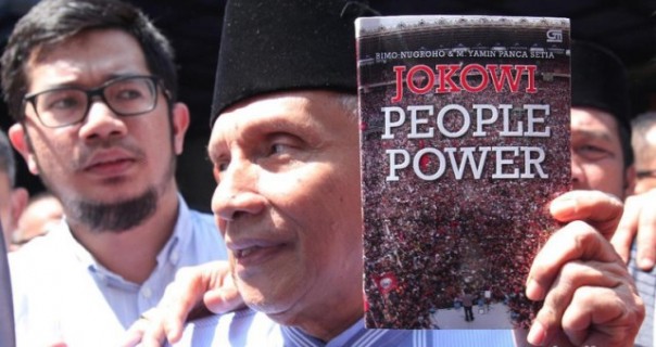 Amien Rais memperlihatkan buku berjudul Jokowi People Power, saat diperiksa di Mapolda Metro Jaya, Jumat 24 Mei 2019. Foto: int 