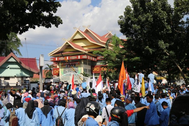 Aksi massa yang tergabung dalam Gerakan Rakyat Berdaulat di depan gedung DPRD Riau