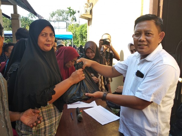 Pemerintahan Desa Senderak Kecamatan Bengkalis, Kabupaten Bengkalis membagikan sembako kepada warga/hari