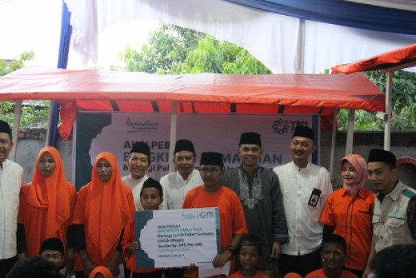 YBM PLN Riau menyerahkan bantuan