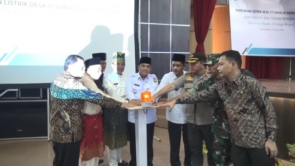 Kegiatan launching ini ditandai dengan penekanan tombol sirene oleh Wagubri, Bupati Inhil dan GM PLN Wilayah Riau Kepri./ADV
