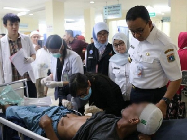 Gubernur DKI Jakarta Anies Baswedan saat menjenguk salah seorang korban luka dalam rusuh 22 Mei kemarin. Foto: int 