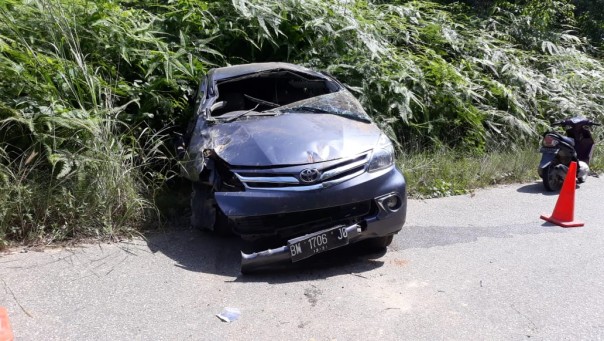 Mobil Avanza yang dikemudikan seorang remaja terlihat rusak parah, seorang penumpannya meninggal dunia.