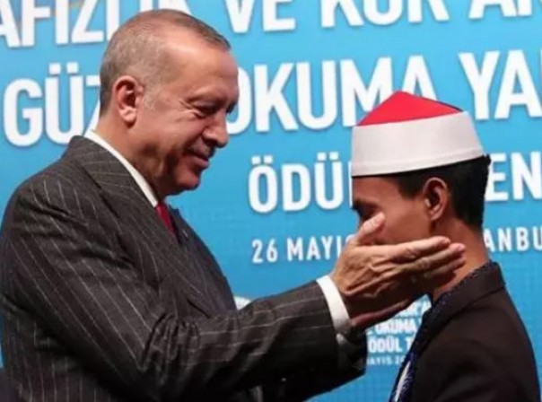 Presiden Erdogan memberika penghargaan kepada Syamsuri