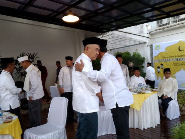 H Sukarmis menyalami ketua DPD Golkar Riau Arsyadjuliandi Rachman saat buka bersam pengurus DPD Golkar Riau/zar