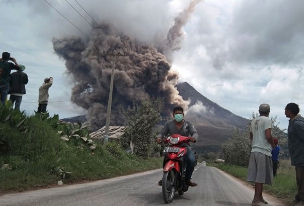 Warga berkumpul menyaksikan erupsi Gunung Sinabung, beberapa waktu lalu. Foto: int 