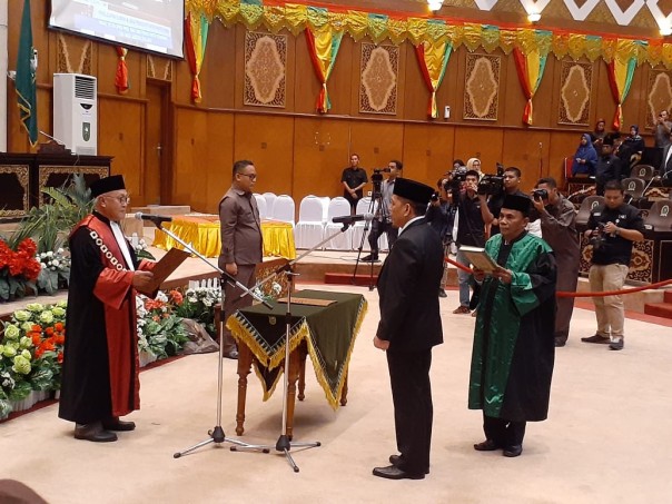 Pelantikan Asri Auzar sebagai wakil ketua DPRD Riau dalam sidang paripurna DPRD Riau