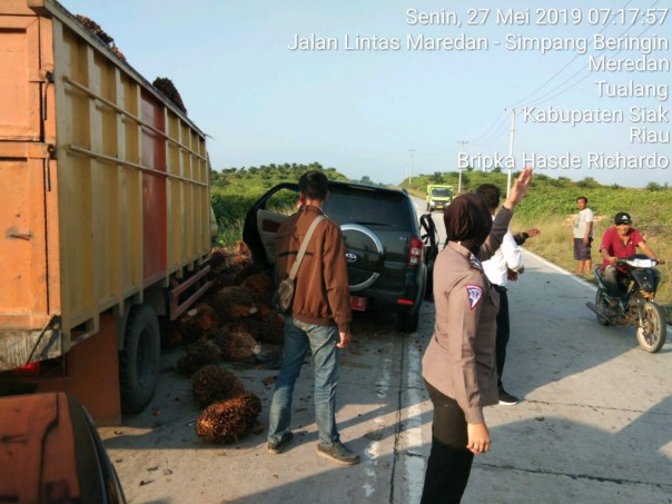 Kasat Lantas Polres Siak AKP Birgitta Arvina saat mengatur lalulintas pasca kecelakaan dua unit mobil di Jalan Lintas Maredan-Simpang Beringin.