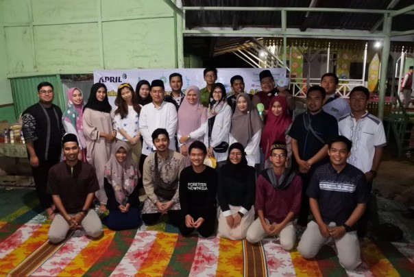 Tanoto Scholars Alumni mengadakan buka bersama dengan puluhan anak yatim dari Pondok Tahfidz Alquran. /IST