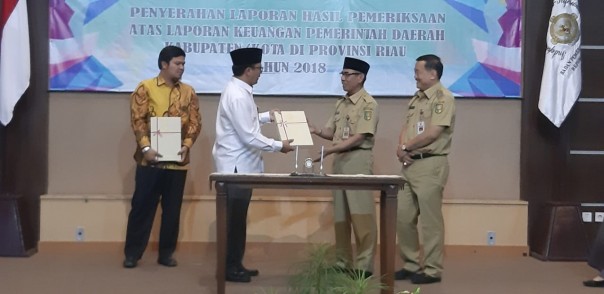 Bupati Kuansing Mursini, Wabup Kuansing Halim bersama Kepala Perwakilan BPK RI Riau, T. Ipoeng Andjar Wasita/zar