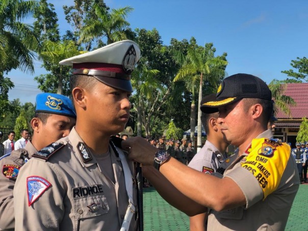 Kapores Siak AKBP Ahmad David SIK  menyematkan tanda Pita keselamatan kepada Personel yang terlibat di Ops Ketupat Muara Takus 2019/lin