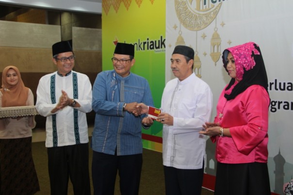 Gubernur Riau, Syamsuar saat menghadiri buka bersama dengan Bank Riau Kepri