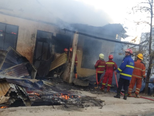 Petugas pemadam kebakaran Kota Pekanbaru berjibaku memadam api, Selasa petang. 