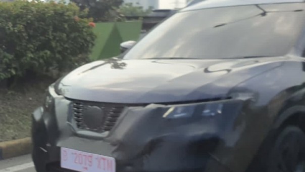 Mobil yang diduga merupakan Nissan X-Trail facelift tertangkap kamera saat dijalanan