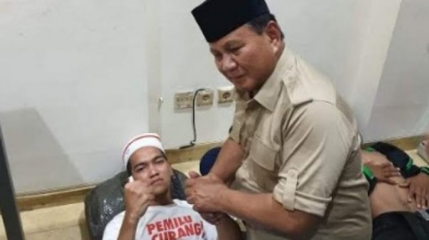 Prabowo saat menjenguk salah satu korban rusuh 22 Mei, belum lama ini. Foto: int 