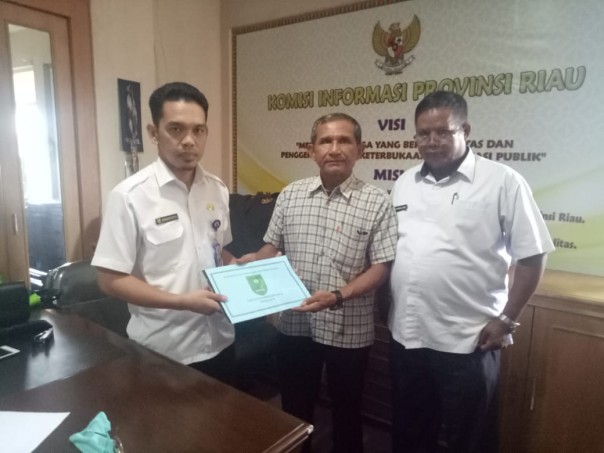 Sekretaris KI Riau Erisman Yahya menerima Laporan ASQ dan Kuesioner Keterbukaan Informasi publik dari Pemkab Inhu. 