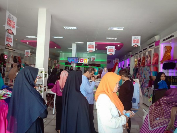 Pengunjung terlihat ramai saat berbelanja di Rabbani Pekanbaru