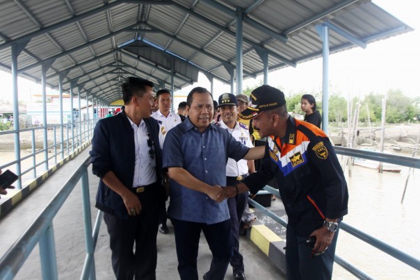 Petugas Keselamatan Berlayar Kapal KSOP Suharto bersalaman dengan Bupati, Drs H Irwan MSi di Pelabuhan Tanjung Harapan Selatpanjang, Kamis (30/5/2019)/mad