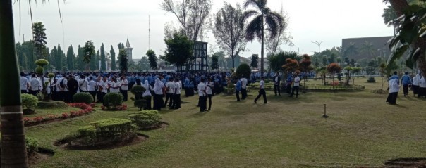 Para ASN yang terlihat sibuk sendiri saat Gubernur Riau, Syamsuar memberikan sambutan