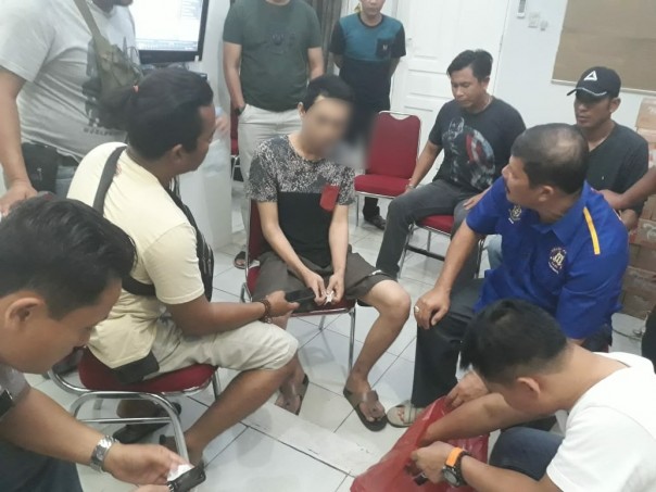 Kapolsek Tenayan Raya Kompol Hanafi saat mengintrogasi tersangka Rian, karena memikil 14 paket sabu didalam Rutan Sialang Bungkuk.