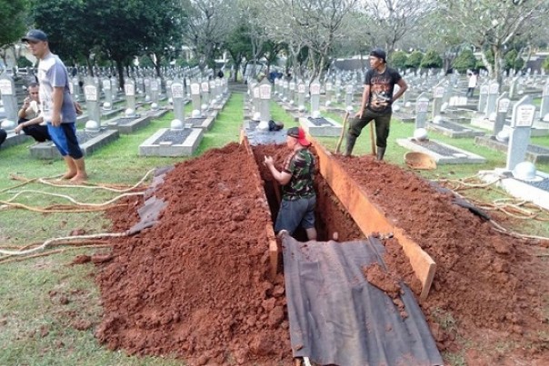 Makam Ani Yudhoyono tepat di depan makam Hasbi Ainun Habibie di areal TMP Kalibata, Jakarta. Foto: int 