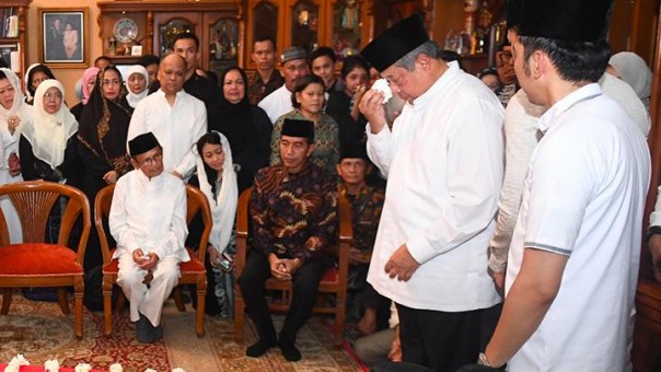 Presiden RI ke-6 Susilo Bambang Yudhoyono tak kuasa menahan tangis saat memberikan sambutan pelepasan jenazah Ani Yudhoyono (Foto: Tempo.co)