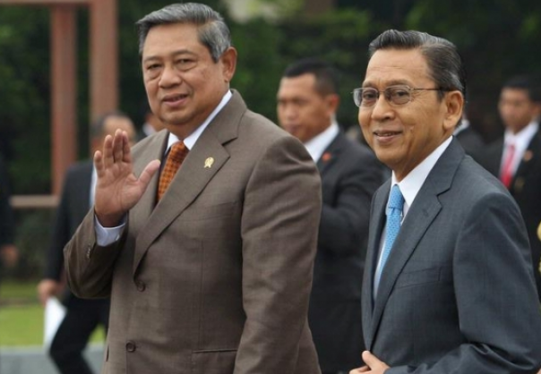 Boediono saat mendampingi SBY (foto/int)